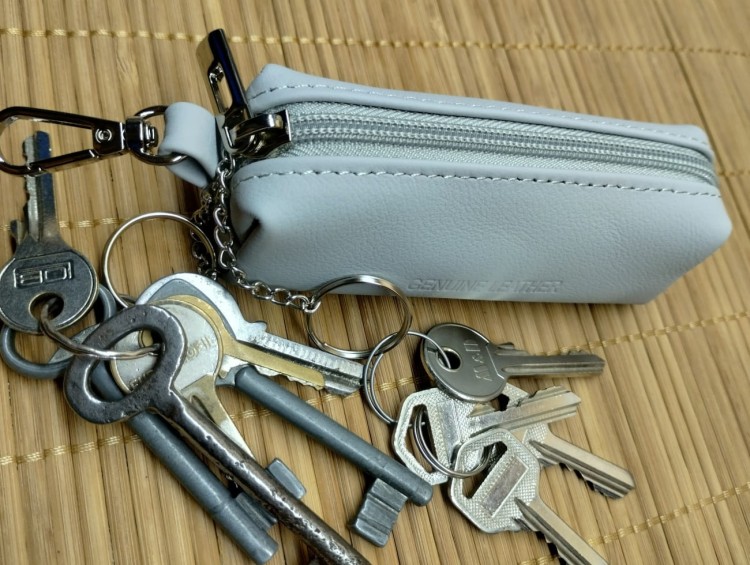 Etui na klucze ze skóry naturalnej szary z zamkiem, karabińczykiem i dwoma łańcuszkami i kółkiem do kluczy - widok z góry