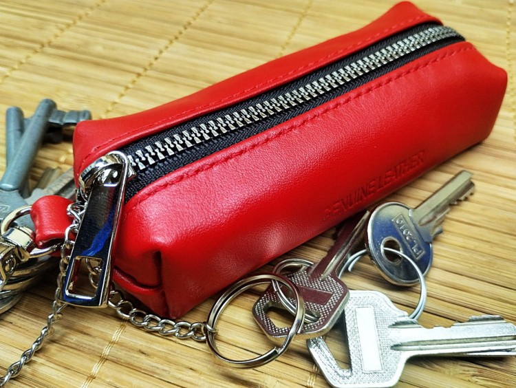 Etui na klucze ze skóry naturalnej czerwony z zamkiem i dwoma łańcuszkami i kółkiem do kluczy - widok z przodu