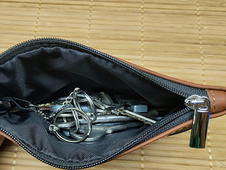 Etui na klucze ze skóry naturalnej brązowy z dwoma łańcuszkami i kółkiem do kluczy - widok ze środka
