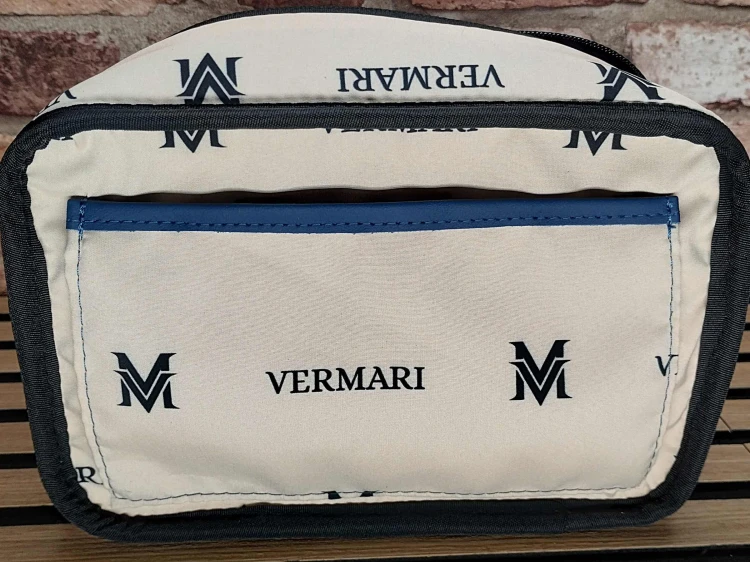 Wnętrze niebieskiej kosmetyczki skórzanej z kieszonką