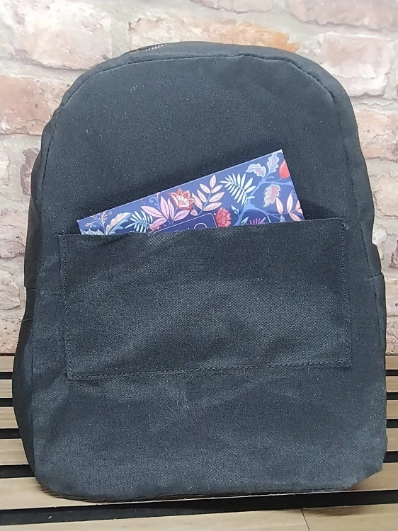Wnętrze plecaka skórzanego z kieszenią na zamek i podszewką