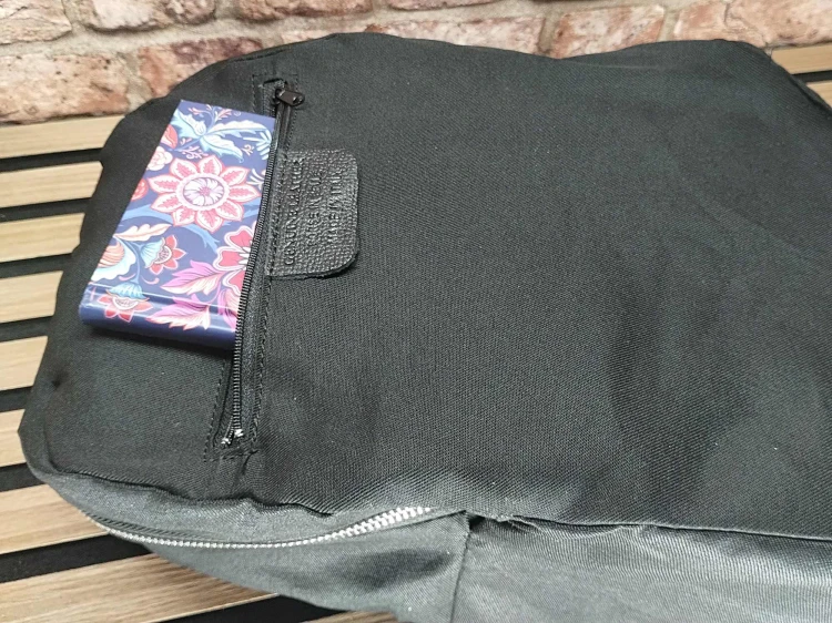 Wnętrze plecaka skórzanego z kieszenią na zamek i podszewką
