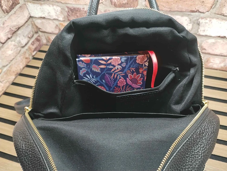Wnętrze plecaka skórzanego kieszeń na zamek podszewka