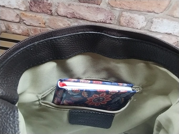 Wnętrze plecaka skórzanego kieszeń na ekspres podszewka