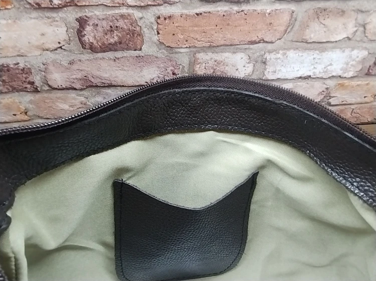 Wnętrze plecaka skórzanego kieszeń na telefon podszewka