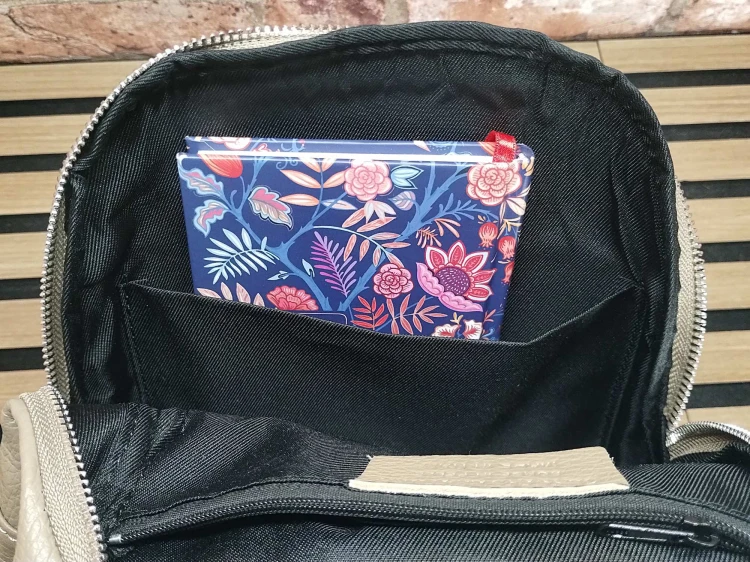 Wnętrze plecaka kieszenie podszewka