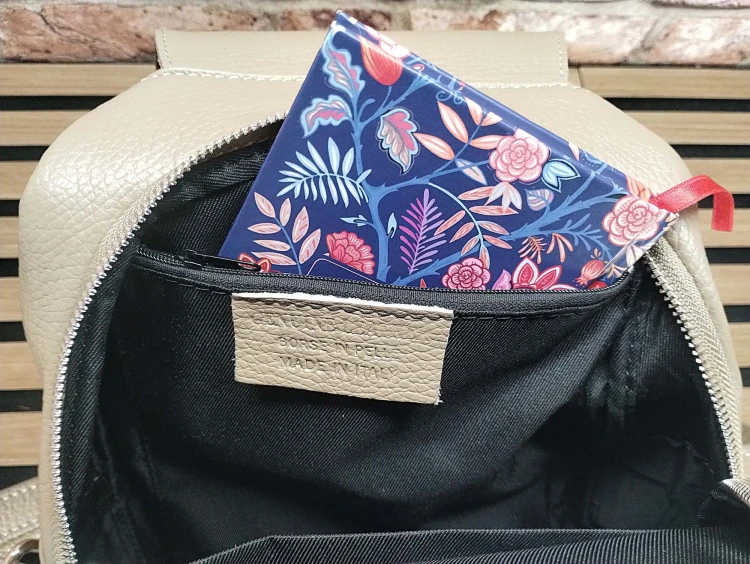 Wnętrze plecaka kieszenie podszewka