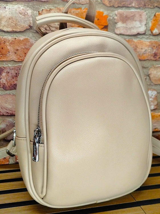 Plecak crossbody w kolorze cappuccino widok z przodu