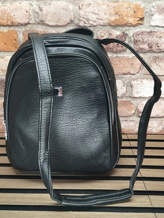 Plecak damski czarny noszony jako torebka crossbody na ukos