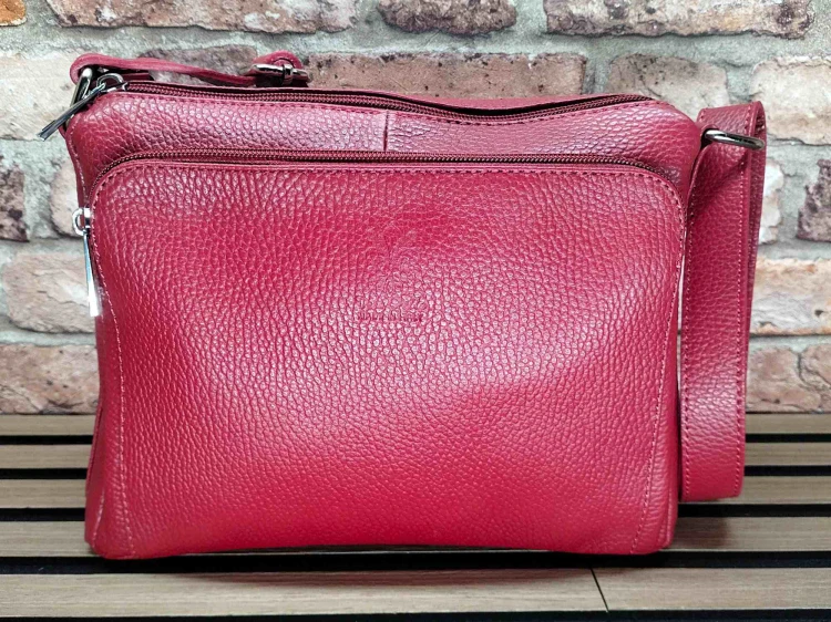 torebka skórzana czerwona przód model listonoszka elegancka