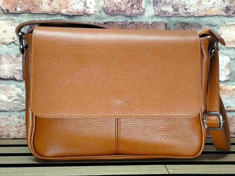 torebka skórzana jasny brąz przód klapa na magnes elegancki model