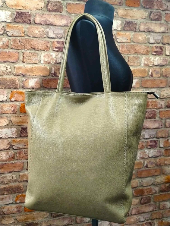 torebka skórzana cappuccino na ramieniu stylizacja elegancka shopper